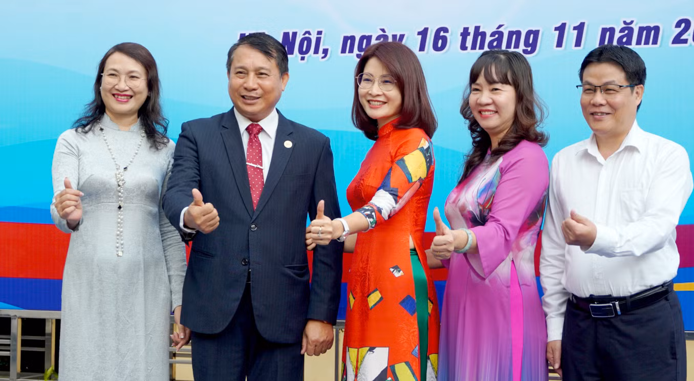 GDVN _ Ông Lê Hồng Quân - Bí thư Đảng ủy, Chủ tịch Hội đồng Trường chụp ảnh giao lưu với cán bộ viên chức trường (1).JPG