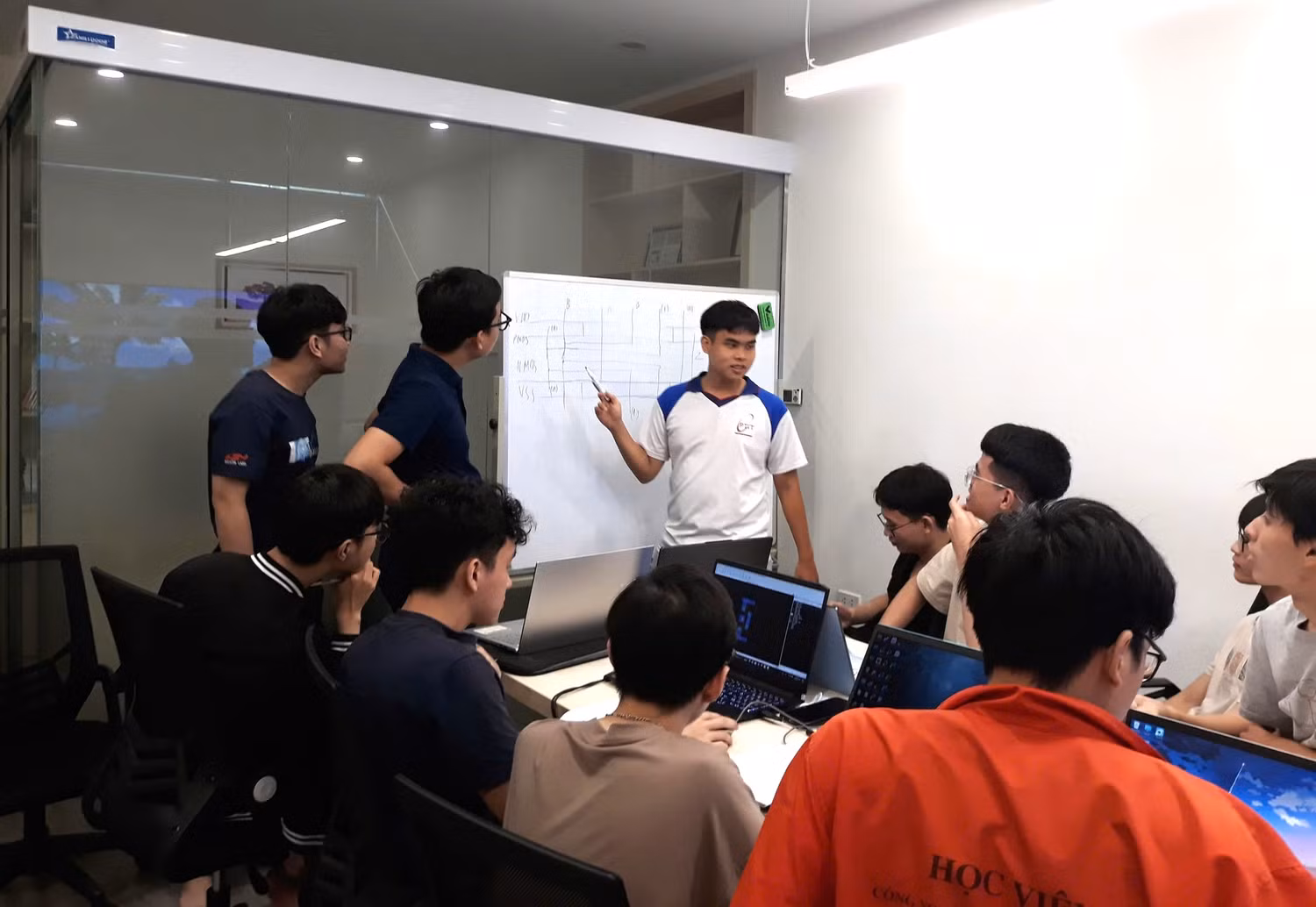 Lớp học thực tế Khoa Kỹ thuật điện tử Ptit.jpg