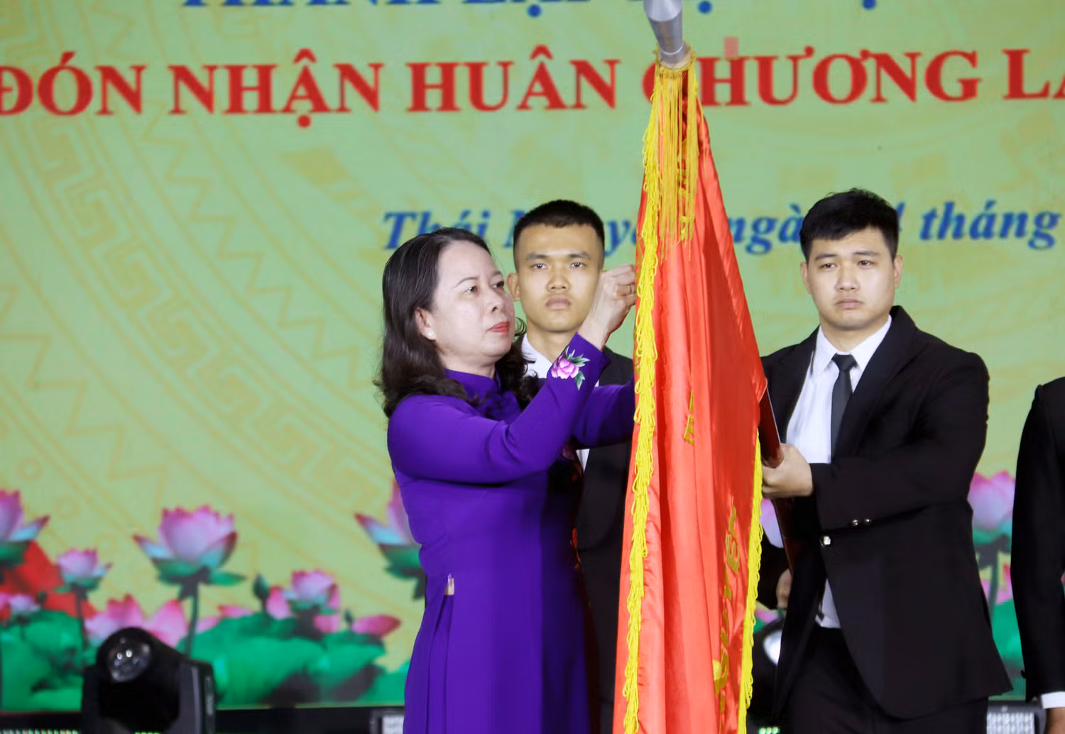 Quyền Chủ tịch nước Võ Thị Ánh Xuân gắn Huân chương Lao động hạng Nhất lên lá cờ truyền thống của Đại học Thái Nguyên.