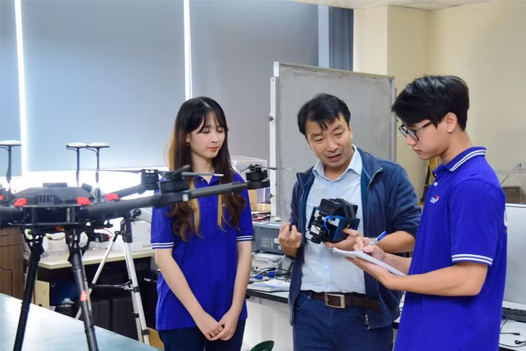 Tiến sĩ Tống Sĩ Sơn - Phó Trưởng khoa, khoa Vũ trụ và Ứng dụng (Trường Đại học Việt Pháp) hướng dẫn sinh viên sử dụng camera siêu phổ. Ảnh: NTCC.
