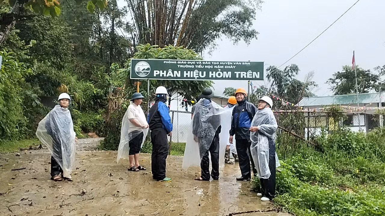 Phòng Giáo dục và Đào tạo huyện Văn Bàn cùng chính quyền địa phương xuống trực tiếp các điểm trường để xem xét tình hình. Ảnh_ NVCC  .jpg