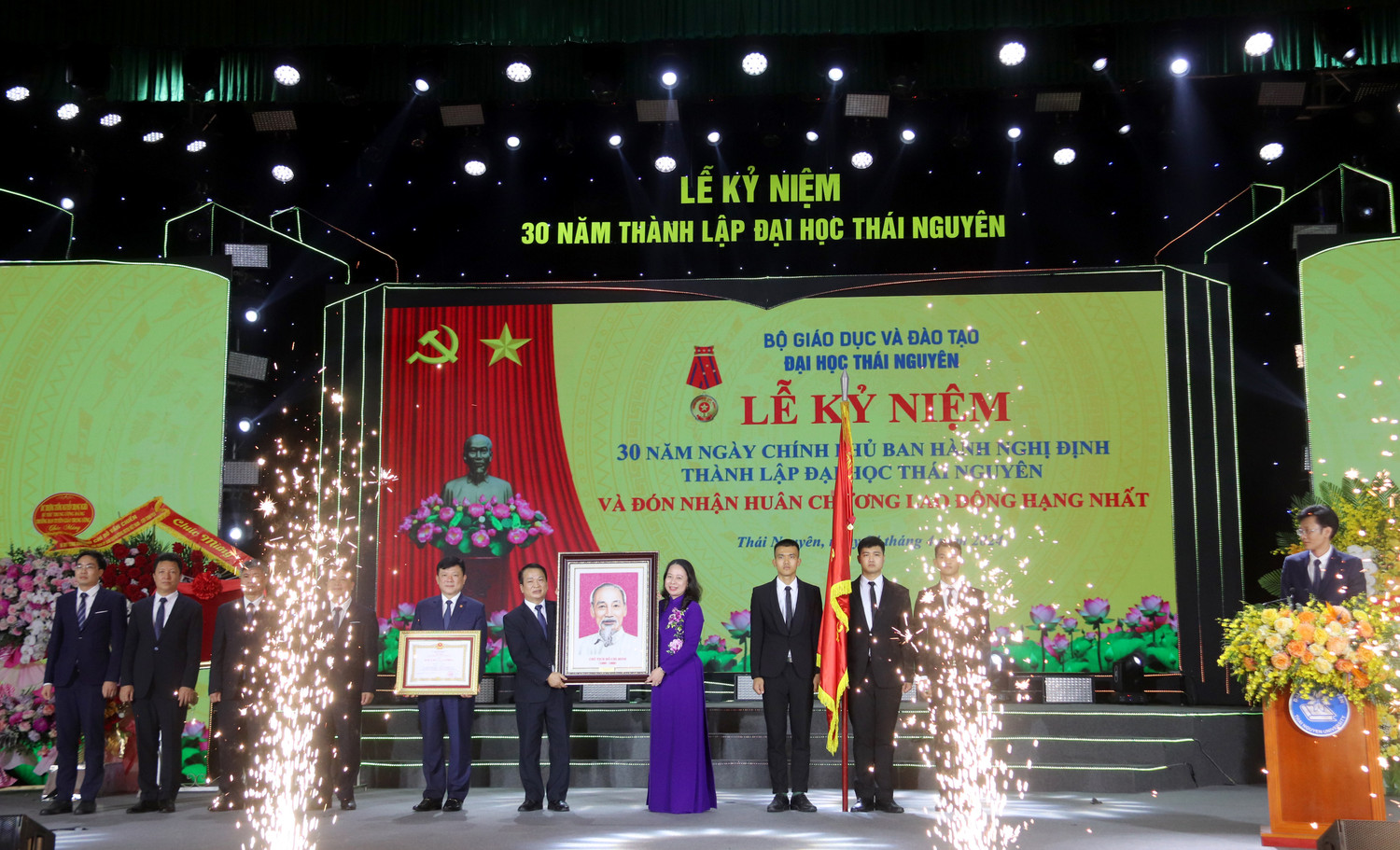 Quyền Chủ tịch nước tặng ảnh Bác Hồ cho Đại học Thái Nguyên.