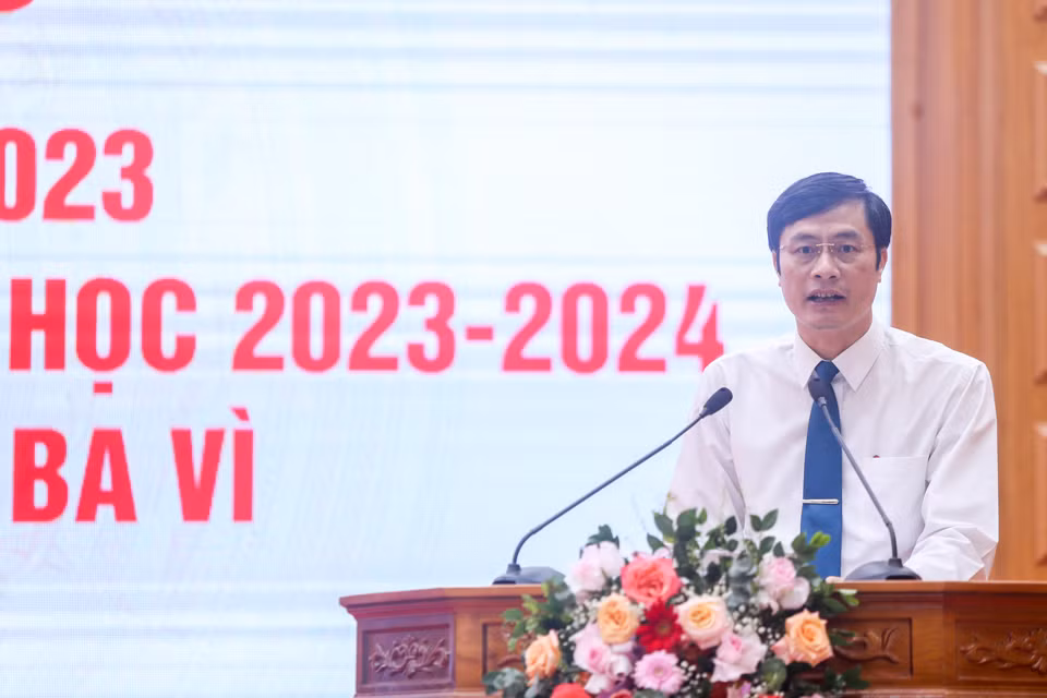 Thầy Phùng Ngọc Oanh - Trưởng phòng Giáo dục và Đào tạo huyện Ba Vì (Hà Nội). Ảnh: bavi.edu.vn.
