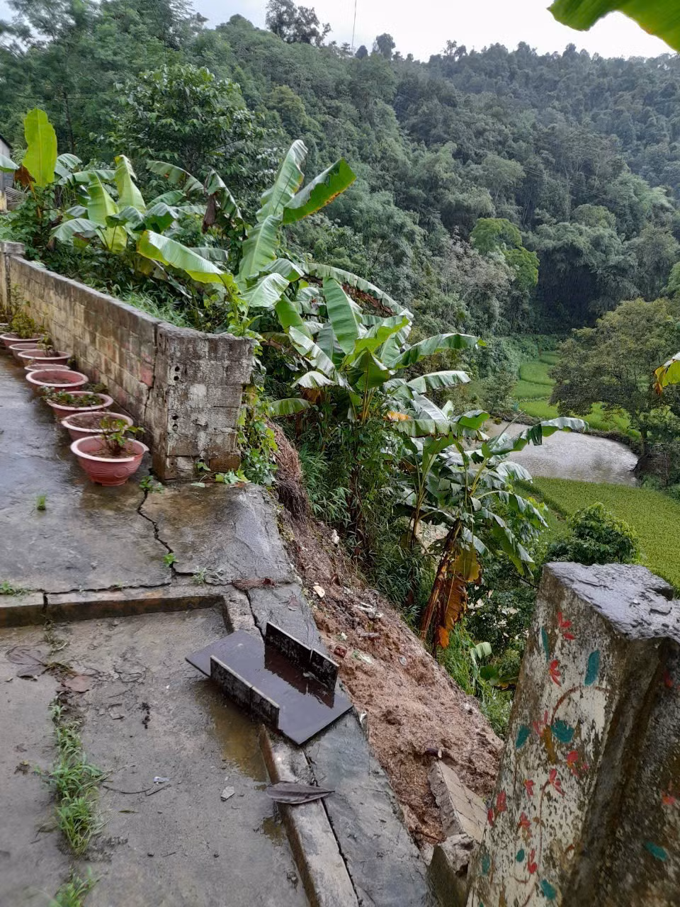 Điểm trường Ta Khuấn của Trường mầm non Sơn Thủy (huyện Văn Bàn, tỉnh Lào Cai) bị sạt lở nguy hiểm. Ảnh_ NVCC.jpg
