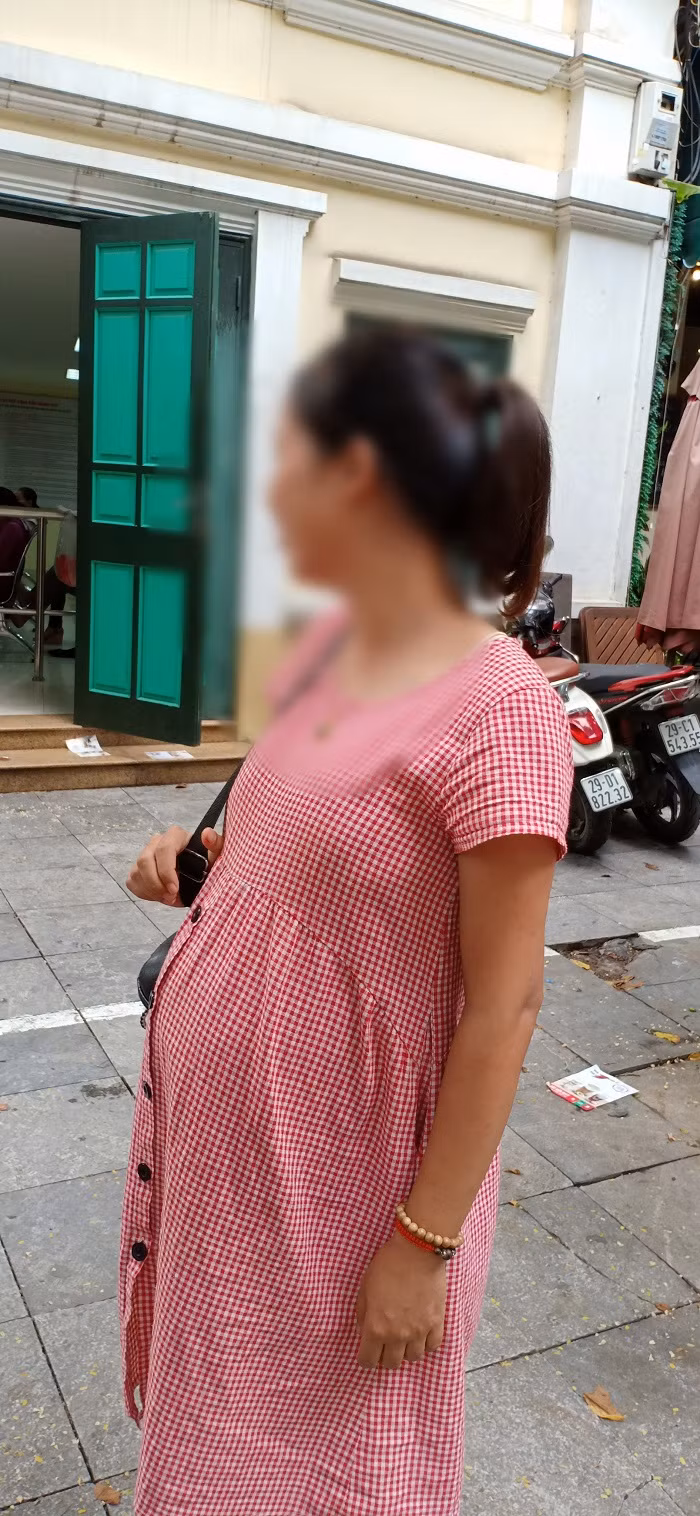 Cô V.T. bụng bầu 8 tháng cũng lên Hà Nội kiến nghị (Ảnh:V.N) Cô V.T. bụng bầu 8 tháng cũng lên Hà Nội kiến nghị (Ảnh:V.N)