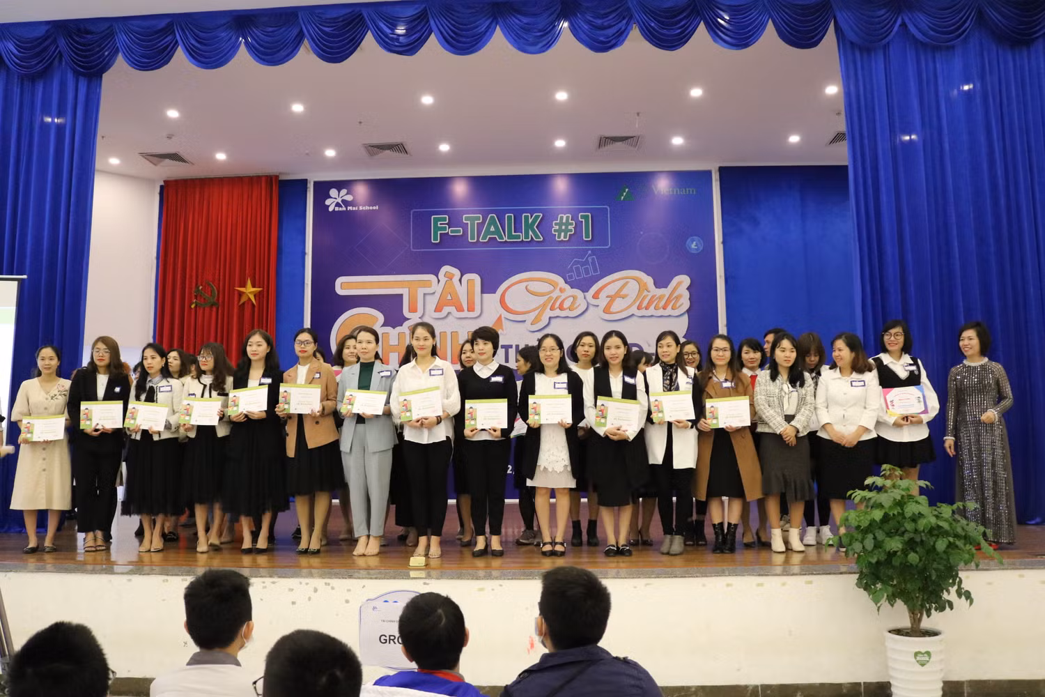 Các giáo viên nhận chứng JA. Ảnh: Đ.T Các giáo viên nhận chứng JA. Ảnh: Đ.T