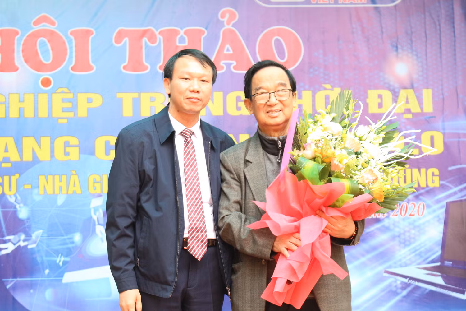 Thầy Nguyễn Danh Bắc – Hiệu trưởng trường Trung học phổ thông Lý Thường Kiệt (Việt Yên, Bắc Giang) tặng hoa cảm ơn diễn giả vì buổi chia sẻ đầy ý nghĩa. Ảnh: Trung Dũng
