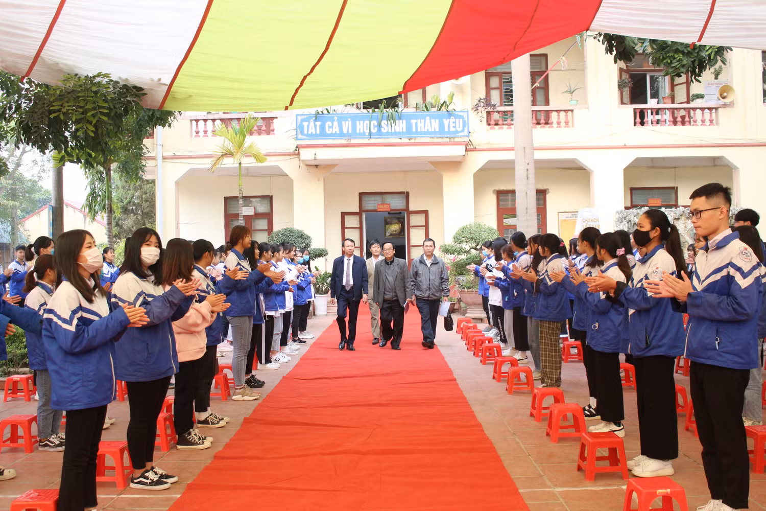 Thầy trò háo hức đón vị diễn giả nổi tiếng. Ảnh: Trung Dũng