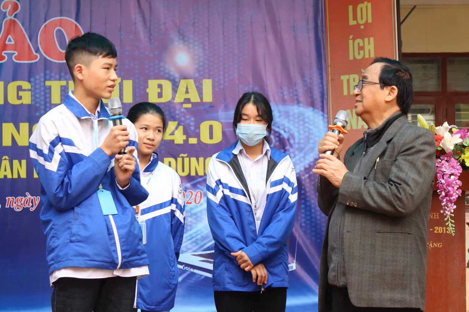 Các học sinh giao lưu cùng giáo sư Nguyễn Lân Dũng. Ảnh: Trung Dũng