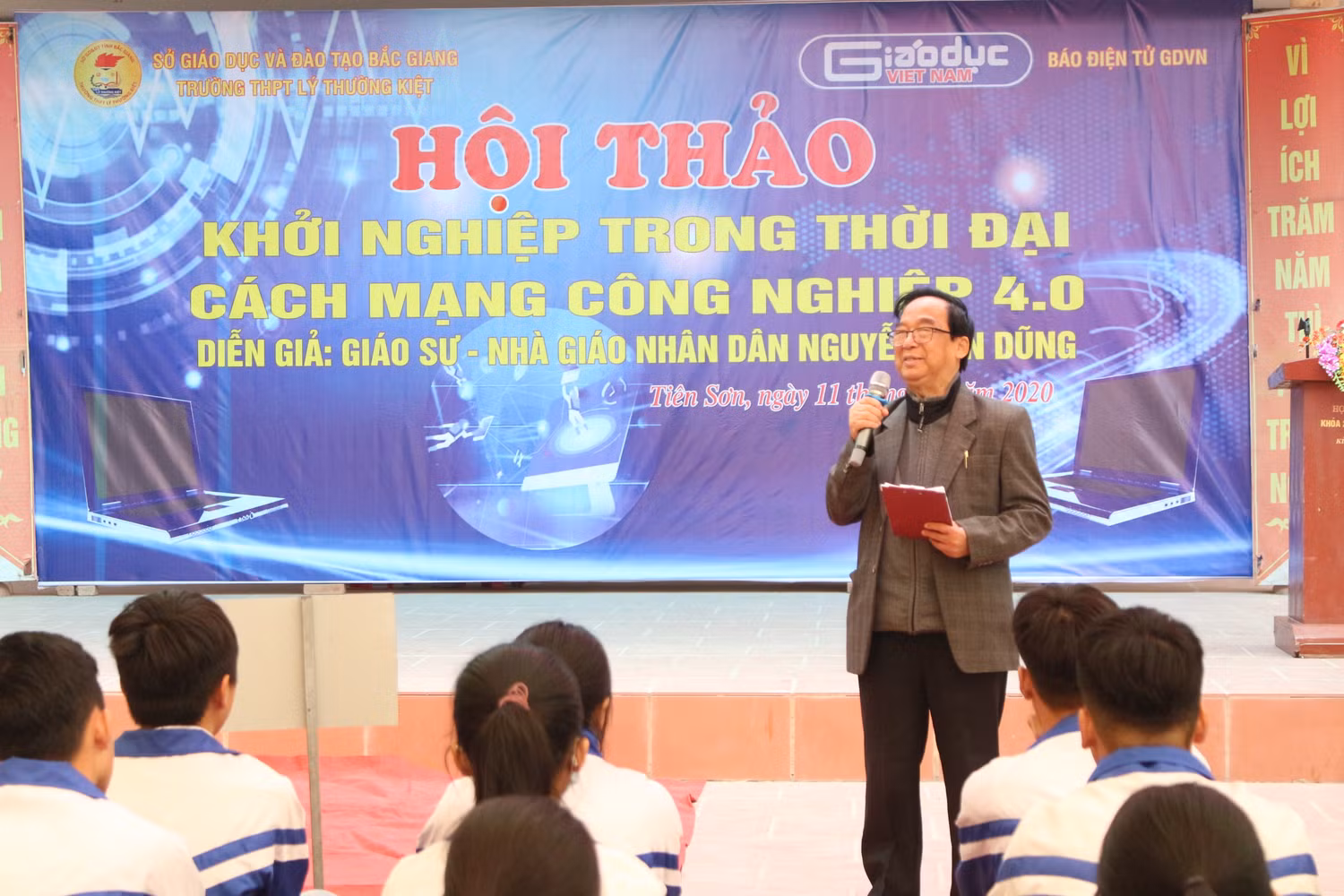 Giáo sư Nguyễn Lân Dũng chia sẻ tại buổi hội thảo. Ảnh: Trung Dũng