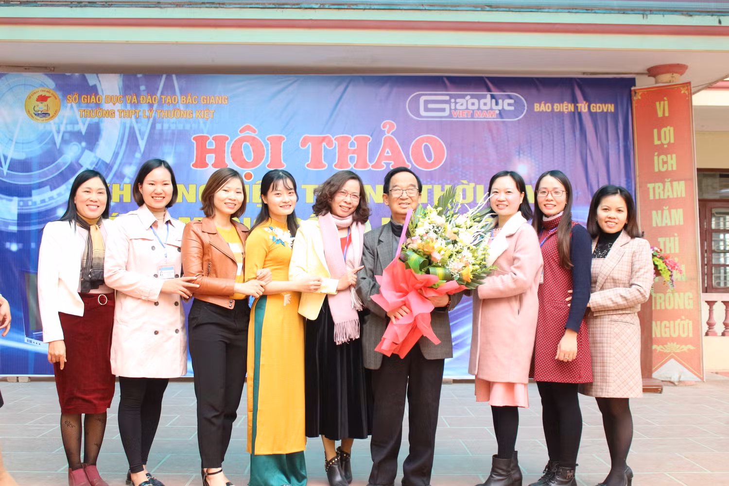 Các giáo viên nhà trường chụp ảnh lưu niệm cùng giáo sư. Ảnh: Trung Dũng