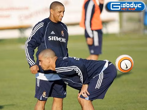 Roberto Carlos và Ronaldo đùa nghịch trong một buổi tập tại Real Roberto Carlos và Ronaldo đùa nghịch trong một buổi tập tại Real