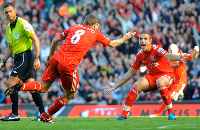 03. Steven Gerrard. Biểu tượng và cũng là lá cờ đầu về doanh số bán áo đấu trên khắp các châu lục của Liverpool. Nếu mến mộ The Reds, người ta sẽ săn áo đấu của Gerrard nhiều nhất.