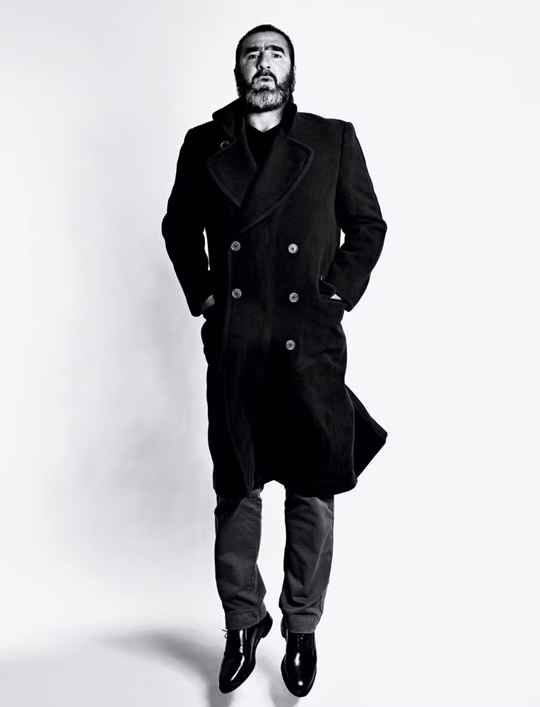 Nhưng anh không thể nào đọ lại vẻ sang trọng, lịch lãm của đàn anh Cantona, vốn là người mẫu không chuyên