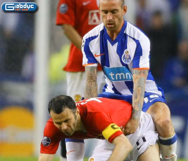 Giggs bị Meireles 'khống chế' trong trận Man Utd - Porto tại Champions League 2007/08 Giggs bị Meireles 'khống chế' trong trận Man Utd - Porto tại Champions League 2007/08