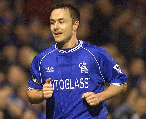Dennis Wise. Đúng như cái tên, cựu đội trưởng của Chelsea khôn ngoan đến đáng ghét. Anh từng khiến nhiều cầu thủ phải ấm ức với lối chơi đầy tiểu xảo và hay ăn vạ của mình