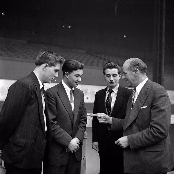 Sir Matt Busby ân cần chỉ bảo các học trò