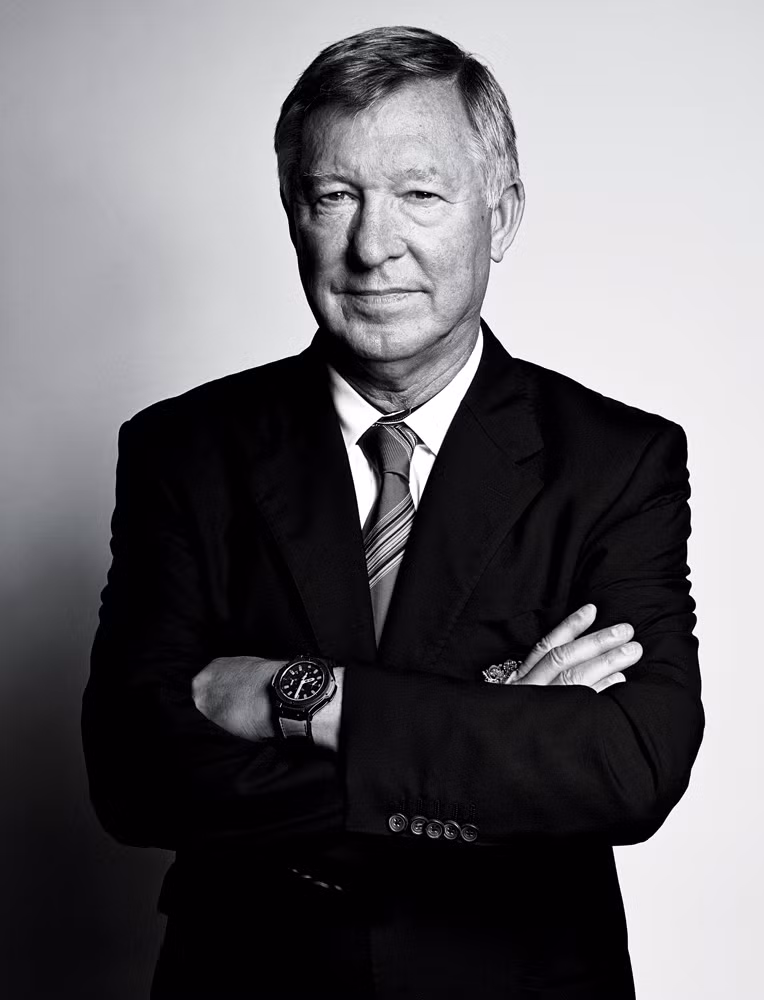 Diện bộ vest đen quý phái của nhà thiết kế Paul Smith cùng chiếc đồng hồ Hublot trị giá 16.900 USD, Sir Alex vẫn chứng tỏ mình mới là ‘chơi’ nhất