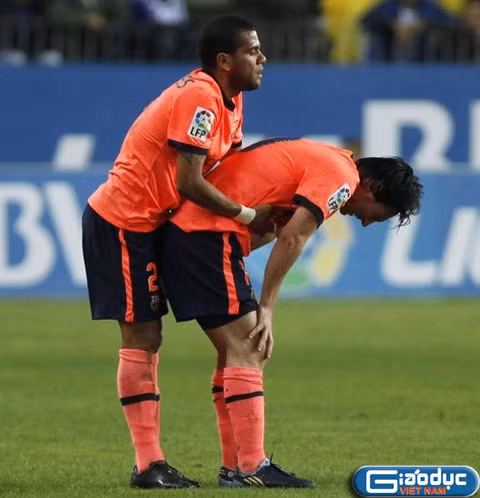 Alves giúp Messi thở Alves giúp Messi thở
