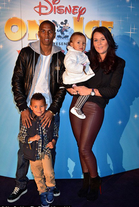 Ashley Young cùng vợ sắp cưới và 2 con