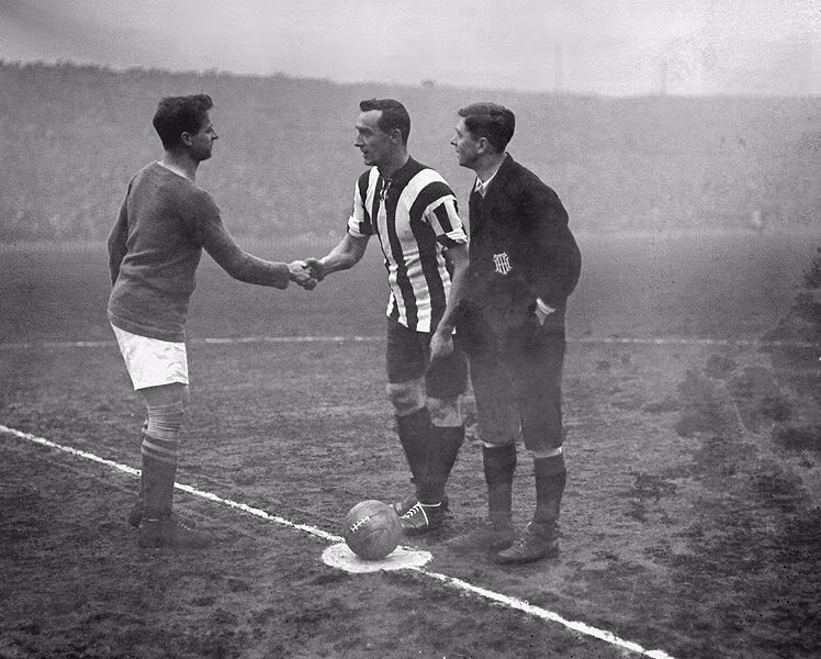 Trận đấu khai sân với Sheffield United năm 1910