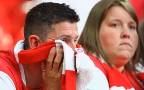 Nỗi thất vọng khôn nguôi trên gương mặt CĐV Arsenal trong thảm bại trước Man Utd Nỗi thất vọng khôn nguôi trên gương mặt CĐV Arsenal trong thảm bại trước Man Utd