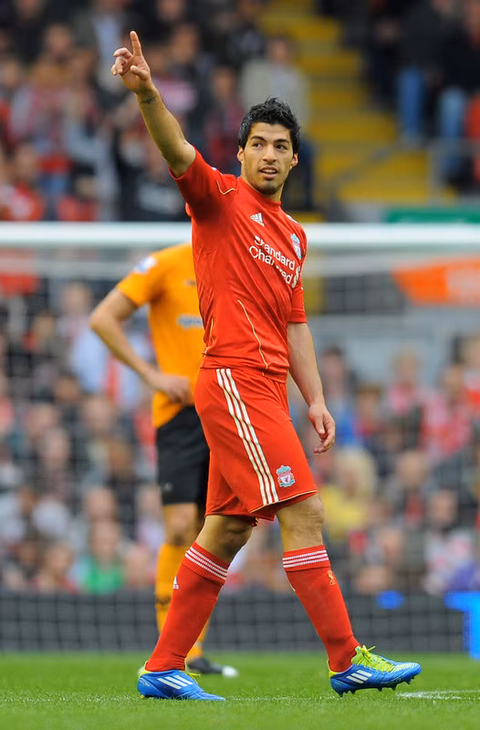 08. Luis Suarez: Cũng như Arshavin, Suarez là tân binh. Nhưng, ở Uruguay quê hương anh thì Suarez đã là một tượng đài. NHM yêu quý anh và cũng mua rất nhiều áo đấu gắn tên anh.