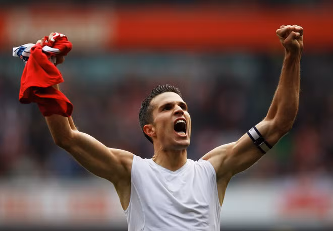 05. Van Persie: Kể từ khi Fabregas ra đi, Van Persie là chỗ dựa lớn nhất và duy nhất của Arsenal. Không khó hiểu khi các CĐV từ bỏ chiếc áo số 4 của Fabregas để chuyển sang mua áo số 10 của Van Persie.