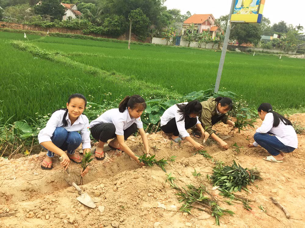 Học sinh thực hành trồng hoa, cây cảnh tại ven đường góp phần xây dựng nông thôn mới tại thôn Tân Tiến, xã Lê Lợi. (Ảnh: CTV) Học sinh thực hành trồng hoa, cây cảnh tại ven đường góp phần xây dựng nông thôn mới tại thôn Tân Tiến, xã Lê Lợi. (Ảnh: CTV)