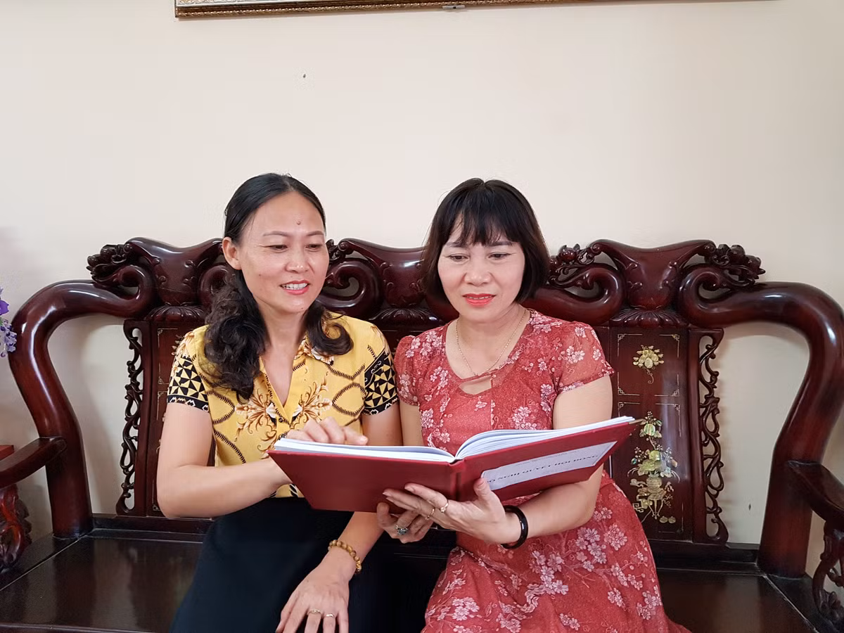Nhà giáo ưu tú Lê Thu Liên (bên phải) nhận nhiệm vụ từ Hiệu trưởng Trường Trung học cơ sở Lương Khánh Thiện (Ảnh: Lã Tiến)