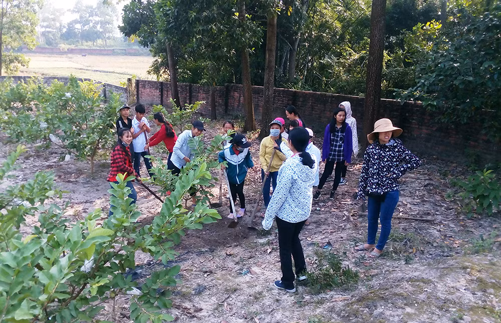 Một giờ học thực hành chăm sóc cây ăn quả của học sinh Trường Trung học cơ sở Lê Lợi tại vườn mẫu gia đình bà Lê Thị Nụ (ở thôn Tân Tiến, xã Lê Lợi). (Ảnh: CTV) Một giờ học thực hành chăm sóc cây ăn quả của học sinh Trường Trung học cơ sở Lê Lợi tại vườn mẫu gia đình bà Lê Thị Nụ (ở thôn Tân Tiến, xã Lê Lợi). (Ảnh: CTV)
