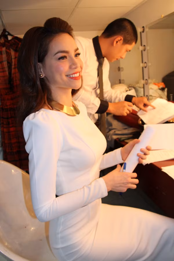 Hà Hồ luôn có phong cách thời trang rất ổn, bộ đầm trắng giản dị bó sát cơ thể nhưng kín đáo được kết hợp hoàn hảo với phụ kiện bắt mắt.