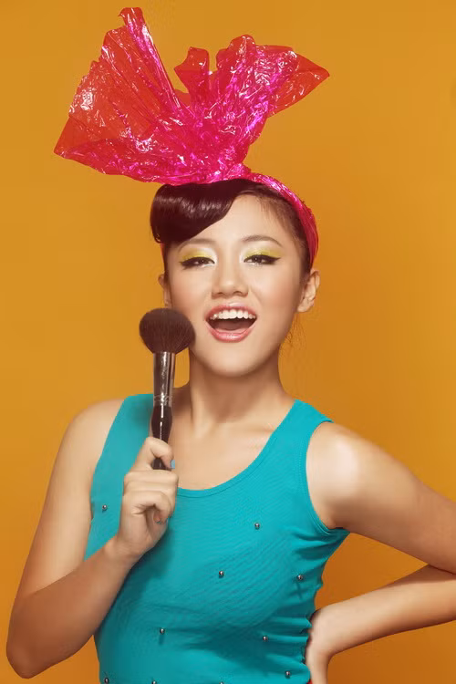 Văn Mai Hương và phong cách retro cổ điển màu mè, nhưng trông cô thật sự rất xinh đẹp và nổi bật.