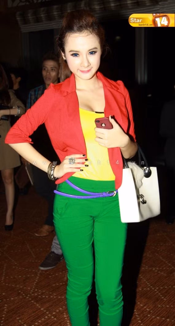 Angela Phương Trinh cập nhật khá hoàn hảo xu hướng thời trang Colorblock, cô nàng trông rất nổi bật và cá tính.