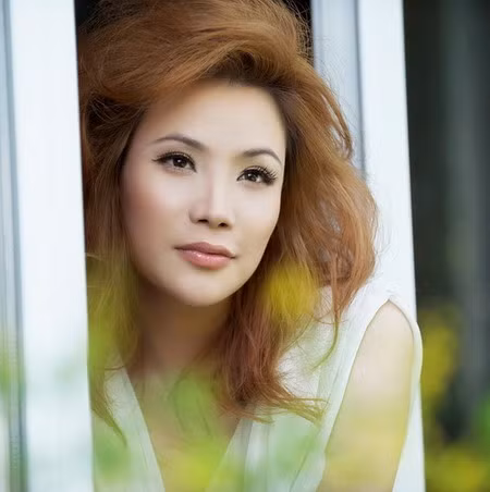 Giờ đây khuôn mặt Hồ Quỳnh Hương đã thon gọn hơn, cánh mũi đã được thu nhỏ và cao hơn. Tuy nhiên không chỉ làm mũi, người đẹp còn dao kéo hơi bị quá đà trên khuôn mặt mình. Ai cũng dễ dàng nhận ra cô khuôn mặt khác hẳn so với trước. Ảnh: Internet.