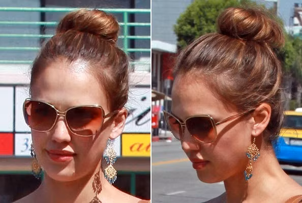Jessica Alba cũng có cùng kiểu tóc với cô Kim siêu vòng 3, nhưng kết hợp đồ đi dạo phố nên nữ diễn viên khả ái này không quá chăm chút cho mái tóc thật óng mượt, trông cô nàng vẫn rất năng động và đáng yêu.