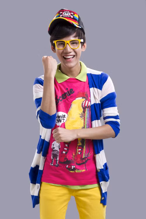 Đăng Khoa Idol trông như một "hộp bút mầu" với trang phục quá màu mè, nhưng trông sự kết hợp này chẳng hề ăn nhập gì với nhau.