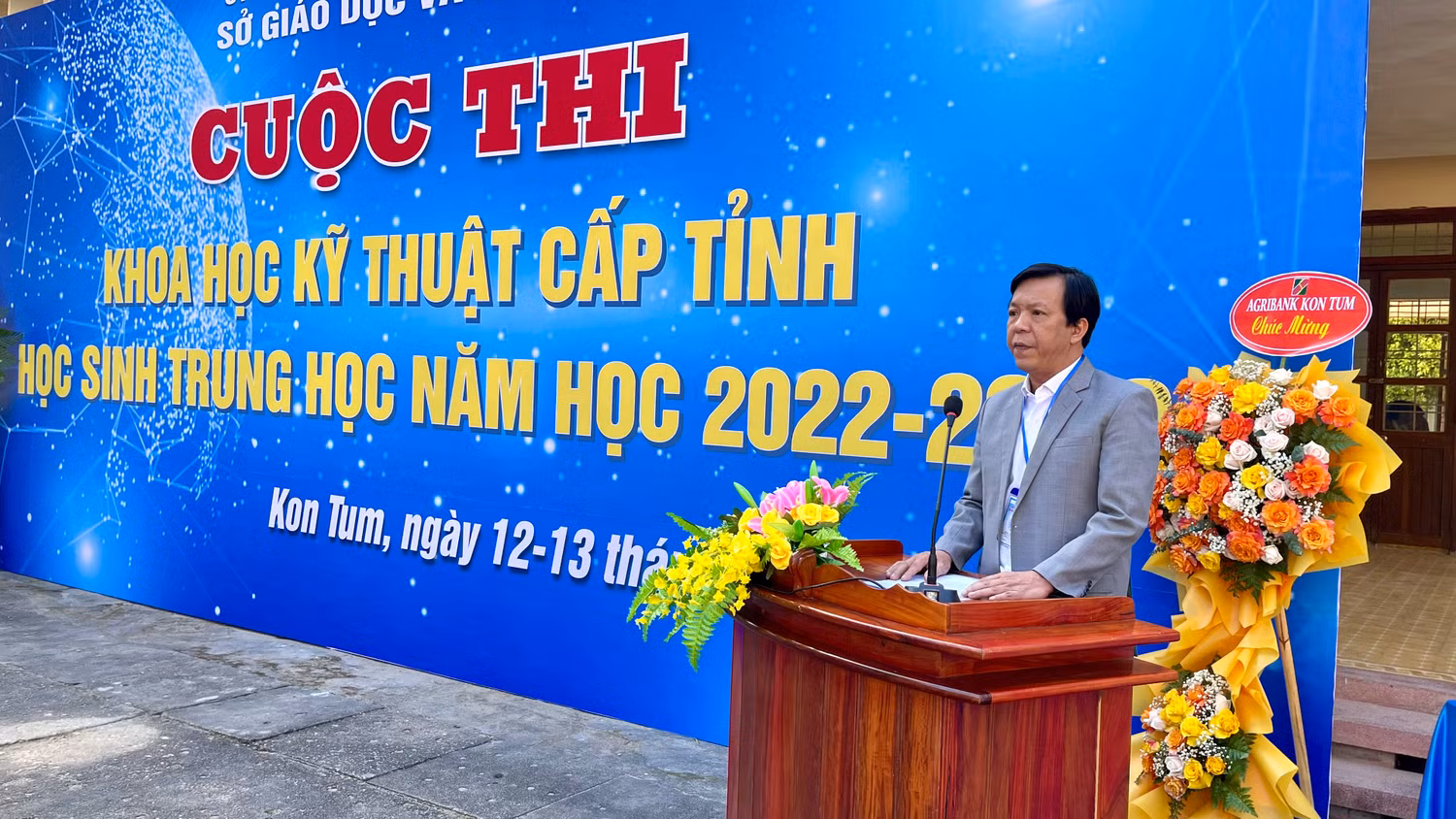 Tiến sĩ Đoàn Thành Nhân- Phó Giám đốc Sở Giáo dục và Đào tạo Kon Tum, Trưởng Ban tổ chức phát biểu khai mạc cuộc thi khoa học kỹ thuật dành cho học sinh trung học phổ thông tỉnh Kon Tum năm học 2022-2023. Ảnh: Đắc Vinh Tiến sĩ Đoàn Thành Nhân- Phó Giám đốc Sở Giáo dục và Đào tạo Kon Tum, Trưởng Ban tổ chức phát biểu khai mạc cuộc thi khoa học kỹ thuật dành cho học sinh trung học phổ thông tỉnh Kon Tum năm học 2022-2023. Ảnh: Đắc Vinh