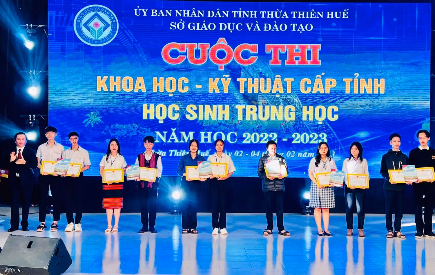 Ban tổ chức trao giải cho các thí sinh đạt giải. Ảnh: Sở Giáo dục và Đào tạo Thừa Thiên Huế Ban tổ chức trao giải cho các thí sinh đạt giải. Ảnh: Sở Giáo dục và Đào tạo Thừa Thiên Huế