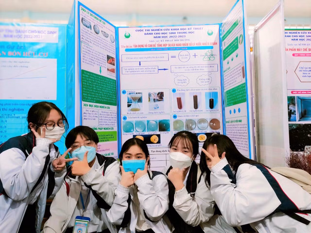 Học sinh Kon Tum chụp ảnh kỉ niệm tham gia cuộc thi khoa học kĩ thuật dành cho học sinh năm học 2022-2023. Ảnh: Đoàn trường trung học phổ thông Kon Tum Học sinh Kon Tum chụp ảnh kỉ niệm tham gia cuộc thi khoa học kĩ thuật dành cho học sinh năm học 2022-2023. Ảnh: Đoàn trường trung học phổ thông Kon Tum