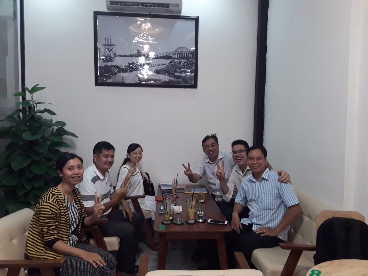 Giáo sư Đỗ Phúc chụp ảnh cùng các nghiên cứu sinh của mình.