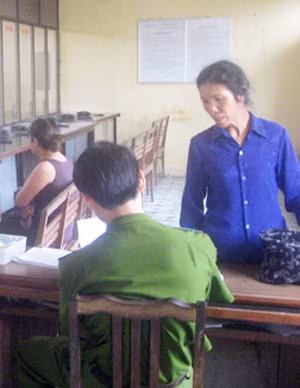 Những mặt hàng bình thường ngoài đời bỗng trở thành xa xỉ và nó có giá trị gấp nhiều lần khi ở trong trại. Nếu những điếu thuốc tính bằng giá nghìn đồng thì trong tù lên đến hàng chục nghìn đồng. Đấy là còn chưa kể đến rượu và đặc biệt là ma túy, giá trị của những mặt hàng này thật sự rất lớn, và thường giá cả không ổn định. Thường những tù nhân lợi dụng tình thương của chính người nhà mình để tuồn những mặt hàng xa xỉ này vào. Thông qua những chuyến thăm tù nhân, người nhà sẽ giấu hàng nhằm đánh lừa cán bộ quản trại. (Ảnh: Người nhà đến thăm tù nhân). Những mặt hàng bình thường ngoài đời bỗng trở thành xa xỉ và nó có giá trị gấp nhiều lần khi ở trong trại. Nếu những điếu thuốc tính bằng giá nghìn đồng thì trong tù lên đến hàng chục nghìn đồng. Đấy là còn chưa kể đến rượu và đặc biệt là ma túy, giá trị của những mặt hàng này thật sự rất lớn, và thường giá cả không ổn định. Thường những tù nhân lợi dụng tình thương của chính người nhà mình để tuồn những mặt hàng xa xỉ này vào. Thông qua những chuyến thăm tù nhân, người nhà sẽ giấu hàng nhằm đánh lừa cán bộ quản trại. (Ảnh: Người nhà đến thăm tù nhân).