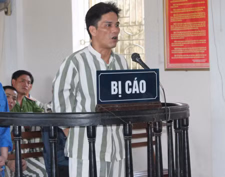 Việc kinh doanh trong trại giam được các tù nhân tiến hành trong bóng tối và kiếm được nguồn lợi nhuận khổng lồ. Đối với đường dây của Minh, phương thức thanh toán của đường dây ma túy này cũng khá tinh vi. Đó là mở tài khoản cho các đối tượng bên ngoài nhận tiền. Sau khi ghi tên người gửi tiền vào tài khoản, các “đại lý” này điện thoại báo cho đầu nậu trong trại giam thì ma túy sẽ được chuyển đến. Qua xác minh, công an thu giữ nhiều tỉ đồng đang kẹt lại tại các tài khoản trong ngân hàng. (Ảnh: Lê Xuân Minh trước tòa). Việc kinh doanh trong trại giam được các tù nhân tiến hành trong bóng tối và kiếm được nguồn lợi nhuận khổng lồ. Đối với đường dây của Minh, phương thức thanh toán của đường dây ma túy này cũng khá tinh vi. Đó là mở tài khoản cho các đối tượng bên ngoài nhận tiền. Sau khi ghi tên người gửi tiền vào tài khoản, các “đại lý” này điện thoại báo cho đầu nậu trong trại giam thì ma túy sẽ được chuyển đến. Qua xác minh, công an thu giữ nhiều tỉ đồng đang kẹt lại tại các tài khoản trong ngân hàng. (Ảnh: Lê Xuân Minh trước tòa).