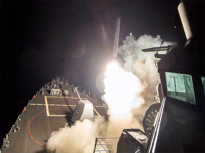 Ý định rung cây dọa khỉ của ông Donald Trump trong vụ bắn Tomahawk vào Syria đã thất bại? Ảnh minh họa: Times of India.