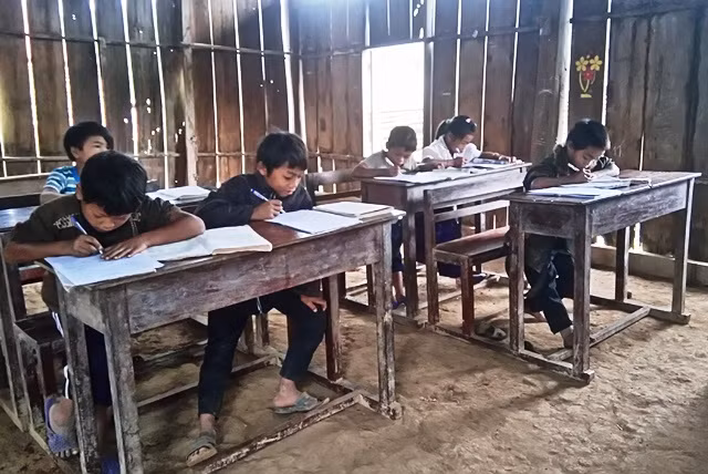 Phòng học và bàn ghế đều rất xập xệ, nhưng việc xây dựng trường học mới rất khó khăn vì có quá nhiều điểm lẻ(Ảnh: T.P)