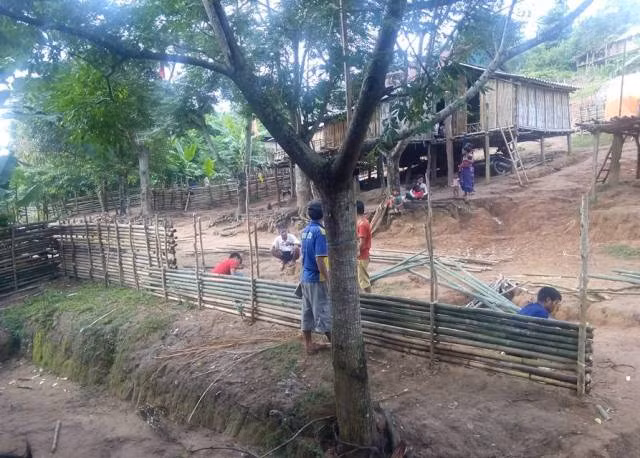 Nhiều người dân không có con đang học, nhưng vẫn giúp các thầy cô rào lại trường lớp (Ảnh: H.T)