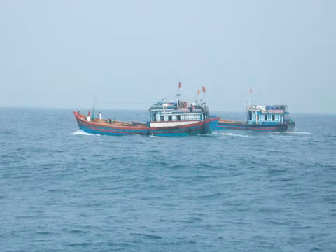 Ngư dân Quảng Bình phát hiện tàu tạ thả nhiều bao nilon xuống biển, nghi là chất thải nguy hại cho môi trường (Ảnh minh họa)