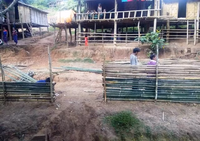 Các điểm trường đều được rào bằng tre nứa do người dân trong bản tự tìm (Ảnh: H.T)
