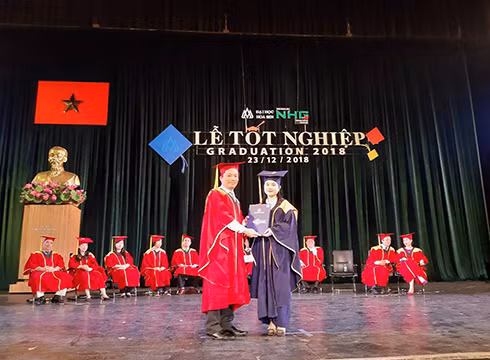 Lãnh đạo Trường Đại học Hoa Sen trao bằng tốt nghiệp cho các tân cử nhân trong ngày 23/12 (ảnh: P.L) Lãnh đạo Trường Đại học Hoa Sen trao bằng tốt nghiệp cho các tân cử nhân trong ngày 23/12 (ảnh: P.L)