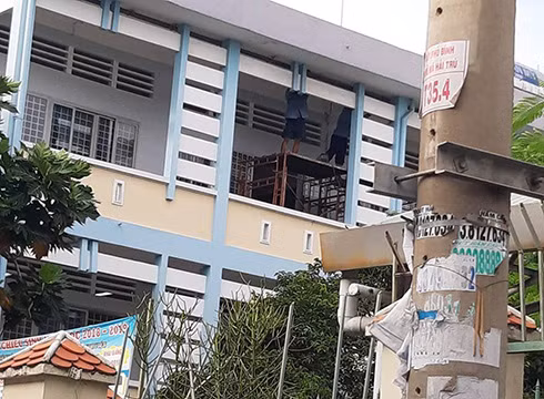 Việc thi công công trình được tiến hành khi học sinh trung tâm làm bài kiểm tra học kỳ chiều 10/12 (ảnh: P.L) Việc thi công công trình được tiến hành khi học sinh trung tâm làm bài kiểm tra học kỳ chiều 10/12 (ảnh: P.L)